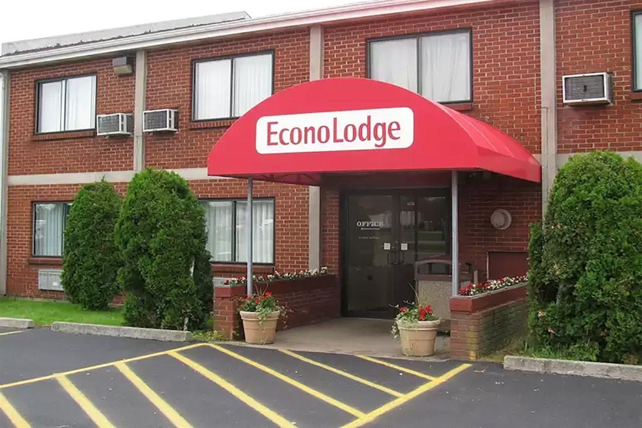 Econo Lodge Darien Lakes Corfu Exterior photo