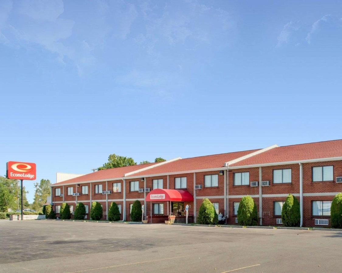 Econo Lodge Darien Lakes Corfu Exterior photo