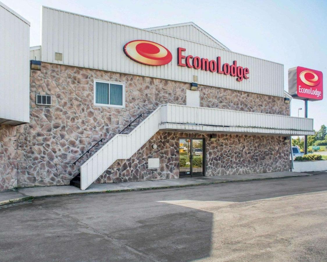 Econo Lodge Darien Lakes Corfu Exterior photo