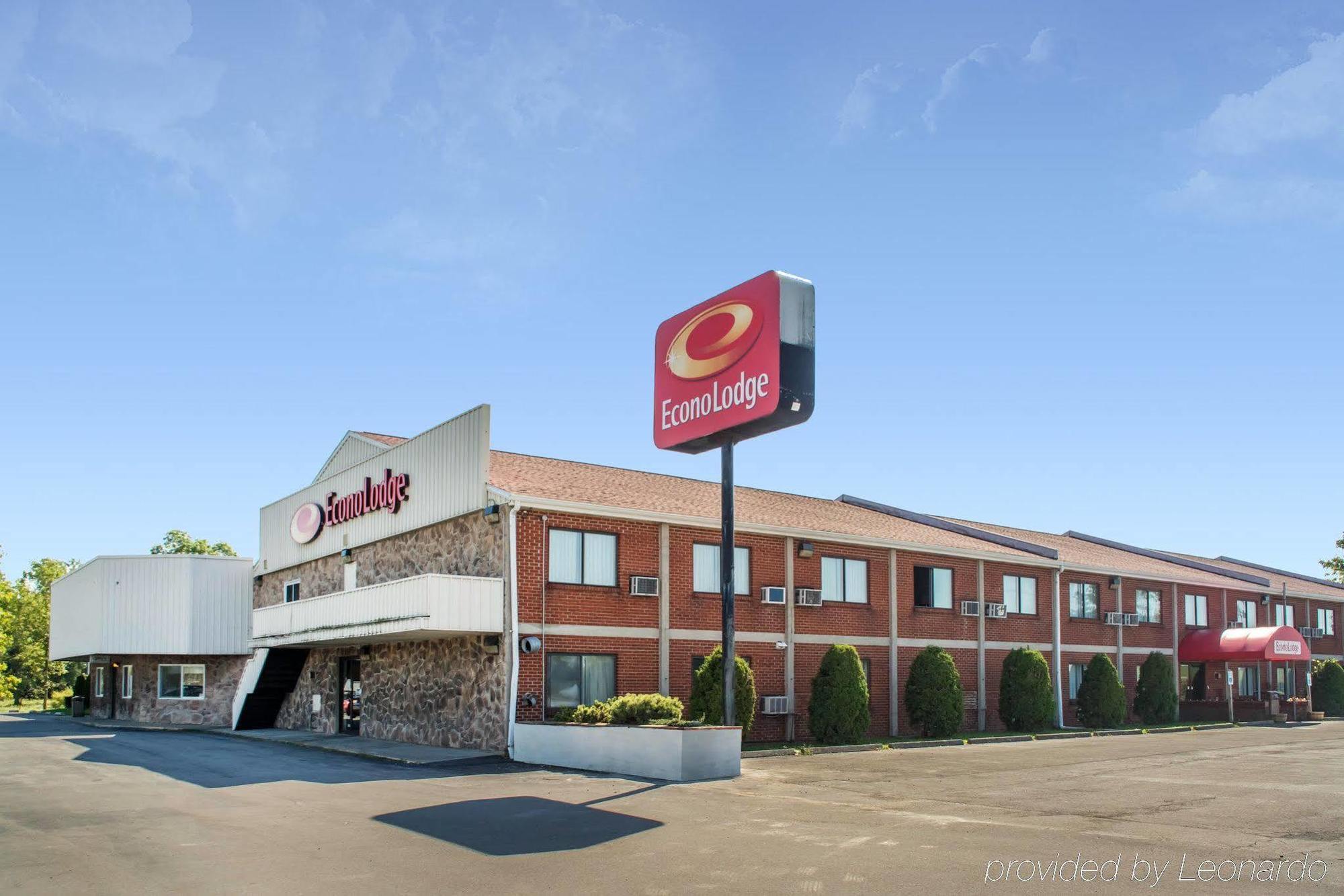 Econo Lodge Darien Lakes Corfu Exterior photo